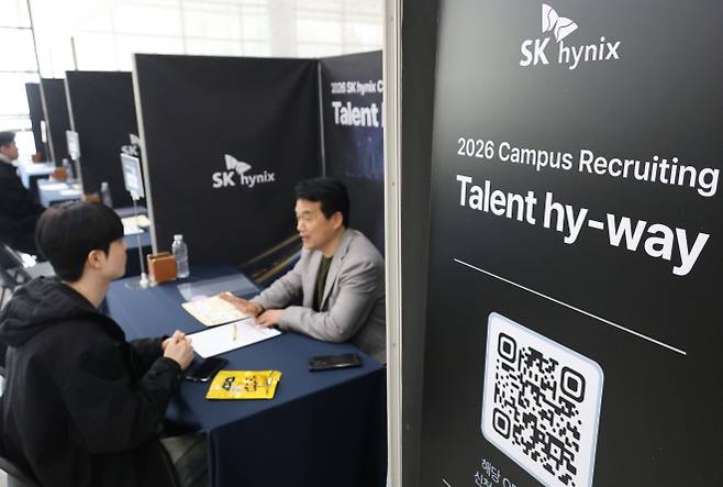 SK하이닉스 채용설명회 - SK하이닉스 채용설명회가 열린 9일 충북대학교 개신문화관에서 하이닉스 관계자가 학생과 일대일 채용 상담을 하고 있다. 2026.3.9 연합뉴스
