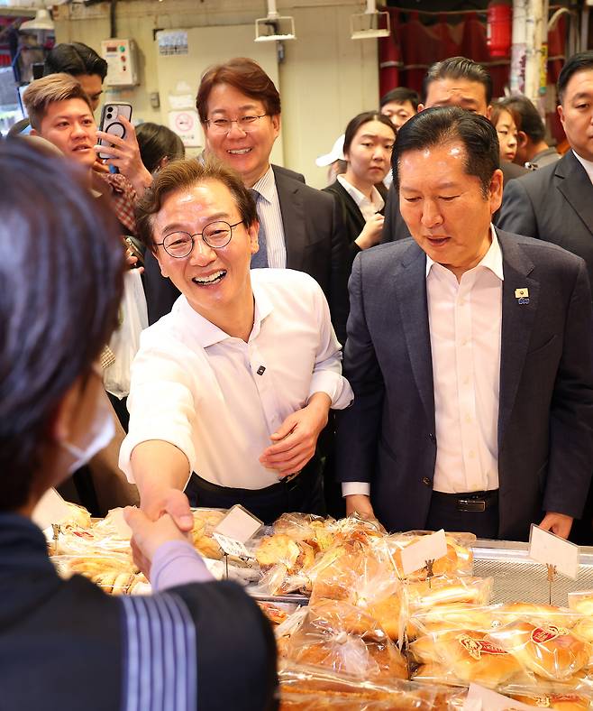 정청래 더불어민주당 대표와 전재수 부산시장 후보가 이달 15일 오후 부산 부산진구 부전시장을 돌며 상인들에게 인사하고 있다.연합뉴스