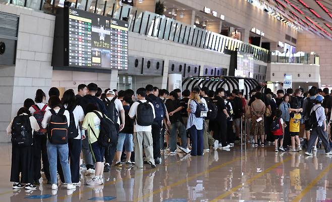 임시공휴일로 지정된 국군의날을 하루 앞둔 2024년9월30일 오전 서울 강서구 김포공항 국내선 청사가 수학여행을 떠나는 학생들로 북적이고 있다. 뉴스1