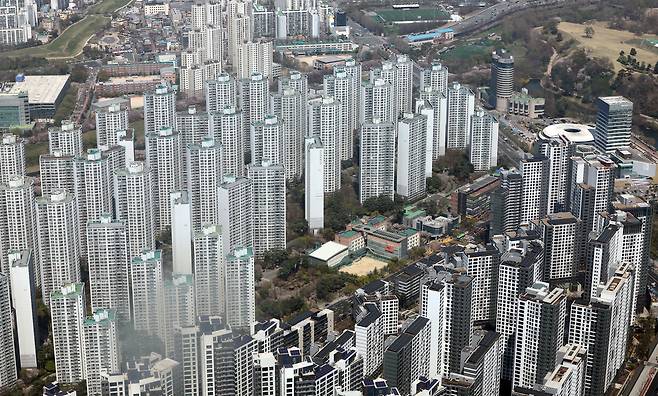 서울 송파구 롯데월드 타워에서 바라본 아파트 단지. 뉴스1
