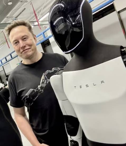 일론 머스크 테슬라 최고경영자(CEO)가 옵티머스와 함께 포즈를 취하고 있다. 엑스 캡처