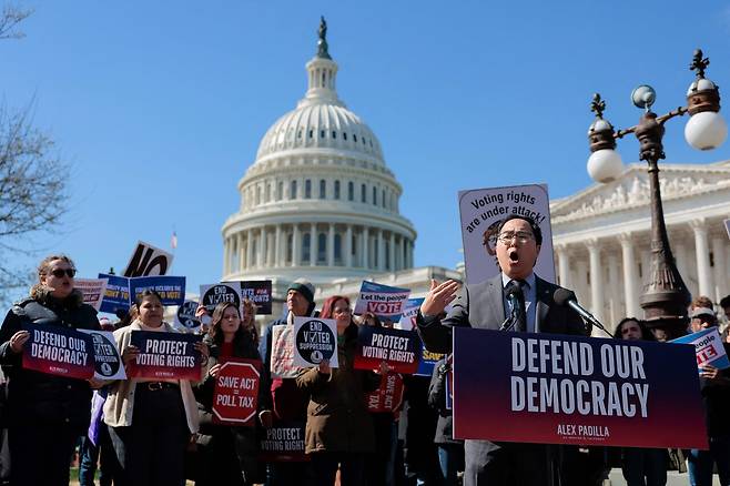 3월18일(현지 시각) 미국 뉴저지주 민주당 상원의원 앤디 김이 워싱턴 D.C.에서 열린 미국 유권자 자격보호법 반대 집회 연단에서 발언하고 있다. ⓒAFP PHOTO