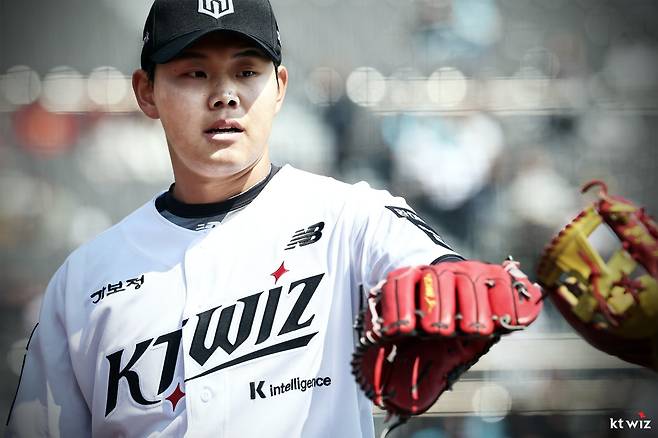 KT 소형준(왼쪽)이 17일 수원 키움전에 선발등판해 QS의 위력적인 투구로 시즌 2승을 챙겼다. 사진제공｜KT 위즈