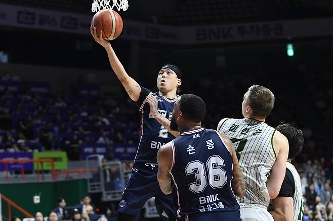 KCC 최준용(2번)이 17일 부산서 열린 DB와 6강 PO 3차전서 레이업슛을 시도하고 있다. 사진제공｜KBL