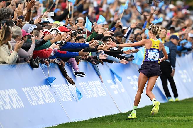 남아프리카공화국의 게르다 스테인이 지난 11일 케이프타운에서 열린 투 오션스 마라톤 여자 울트라마라톤에서 우승한 뒤 관중들과 함께 기쁨을 나누고 있다. 신화