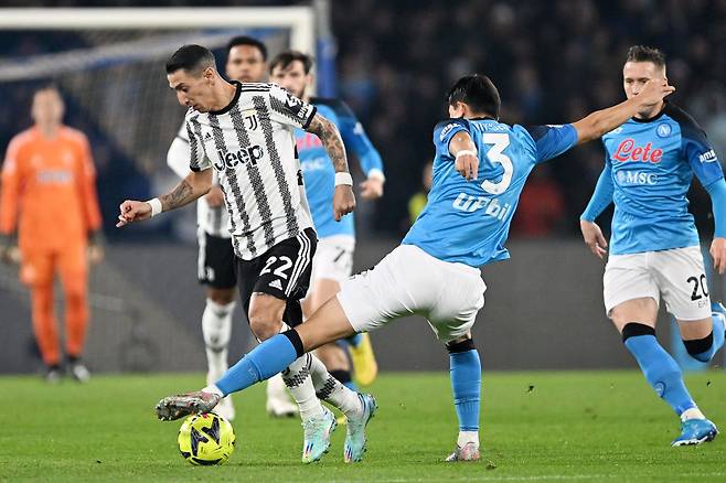 유벤투스 공격수 앙헬 디마리아를 수비하는 나폴리 수비수 김민재. Getty Images 코리아