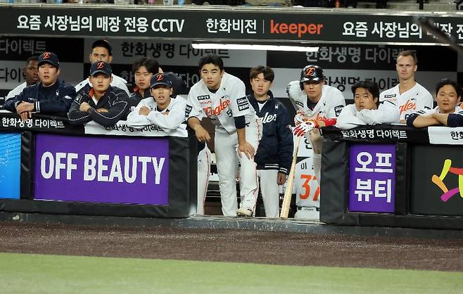 ▲ 한화 덕아웃에 있는 선수들이 경기를 바라보고 있다. ⓒ연합뉴스
