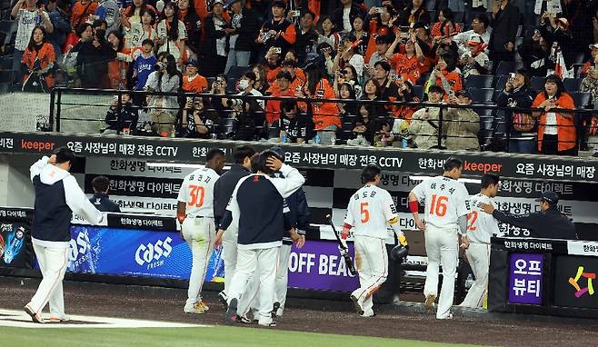 ▲ 6연패에 빠진 한화 선수들이 경기 종료 후 덕아웃으로 들어가고 있다. ⓒ연합뉴스