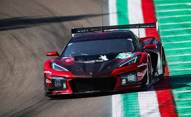 ▲ 17일 첫 연습주행(FP1)에선 홈팀인 이탈리아가 포디움을 싹쓸이했다. 이탈리아 이몰라 서킷에서 열린 FP1은 #83호차 로버트 쿠비카가 1분31초739의 기록으로 최고속 랩 타임을 적어냈다.&nbsp;#50호차 안토니오 푸오코와 #51호차 제임스 칼라도(이상 페라리 AF 코르세)가 2~3위를 쓸어 담았다. ⓒ 'FIAWEC' 홈페이지