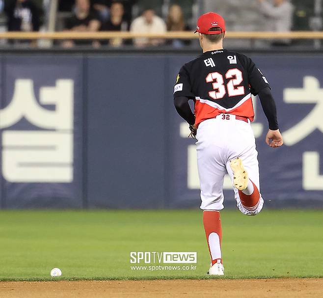 ▲ 17일과 18일 잠실 두산전에서 세 차례 실책을 저지르며 고개를 숙인 제러드 데일 ⓒ곽혜미 기자