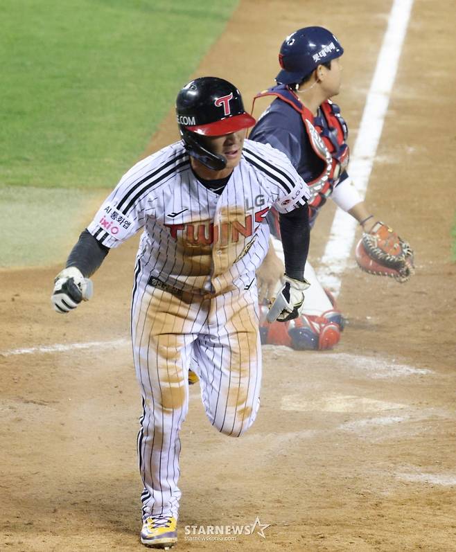 2026 신한 SOL KBO리그 LG 트윈스 대 롯데 자이언츠 경기가 16일 서울 잠실야구장에서 열렸다.  LG 7회말 1사 2,3루에서 3루주자 오지환이 박동원의 내야땅볼 때 홈으로 뛰어 세이프되고 있다. 롯데 포수는 유강남. /사진=김진경 대기자