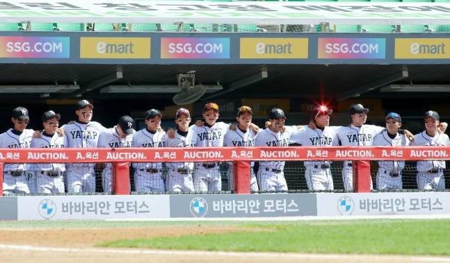 야탑고 선수들이 지난 12일 인천SSG랜더스필드에서 열린 2026 신세계 이마트배 전국고교야구대회에서 어깨동무를 하고 응원 중이다. /사진=SSG 랜더스 제공