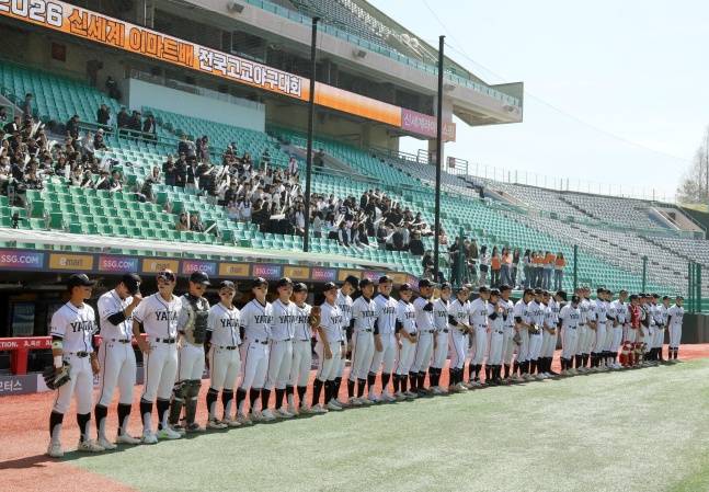 야탑고 선수들이 지난 12일 인천SSG랜더스필드에서 열린 2026 신세계 이마트배 전국고교야구대회에서 도열했다. /사진=SSG 랜더스 제공