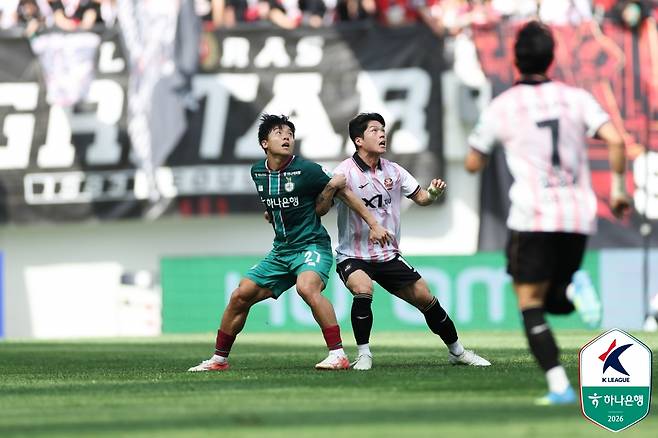 정재희(왼쪽)와 최준. /사진=한국프로축구연맹 제공