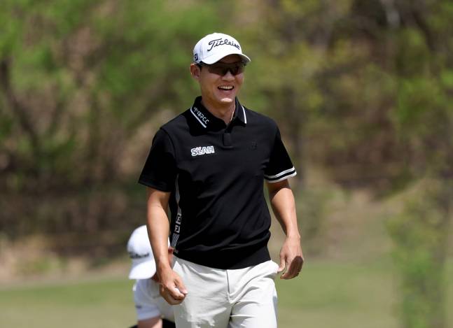 권성열이 18일 춘천 라비에벨 골프앤리조트(파72·7254야드)에서 열린 2026 KPGA 투어 개막전 제21회 DB손해보험 프로미오픈(총상금 10억원) 3라운드 4번 홀에서 버디를 잡고 미소 짓고 있다. /사진=KPGA 제공