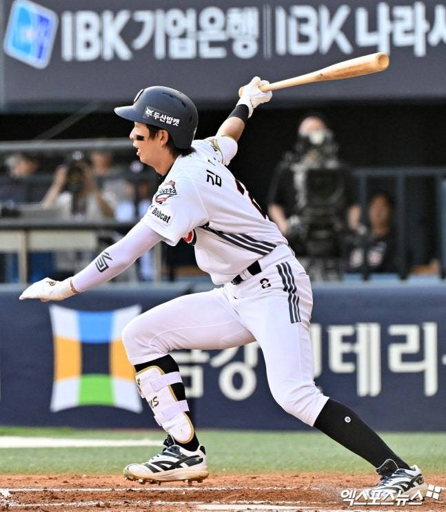 두산은 18일 서울 잠실야구장에서 2026 신한 SOL뱅크 KBO리그 KIA전을 치러 5-4로 승리했다. 두산은 최근 3연패에서 탈출해 시즌 6승1무11패를 기록했다. 반면, KIA는 2023년 8월 24일 수원 KT 위즈전부터 2023년 9월 6일 잠실 두산전까지 기록한 9연승 기록에 955일 만에 도전했지만, 8연승에서 연승 행진이 끝났다. 잠실, 김한준 기자