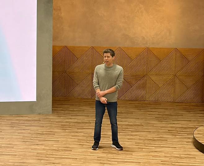 월드ID 소개하는 샘 올트먼 (샌프란시스코=연합뉴스) 권영전 특파원 = 인간증명 플랫폼 '툴스포휴머니티'(TFH)의 샘 올트먼 의장이 17일(현지시간) 미국 샌프란시스코에서 개최한 '리프트 오프'(Lift off) 행사에서 월드ID의 목표를 설명하고 있다. 2026.4.17