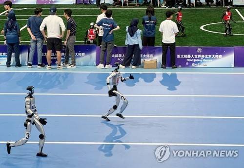 로봇들의 운동회 '세계 휴머노이드 로봇 운동회' (베이징=연합뉴스) 정성조 특파원 = 15일 중국 베이징 국가스피드스케이팅홀에서 열린 '세계 휴머노이드 로봇 운동회'에 참가한 로봇들이 달리기 경기를 하고 있다. 2025.8.15
    xing@yna.co.kr