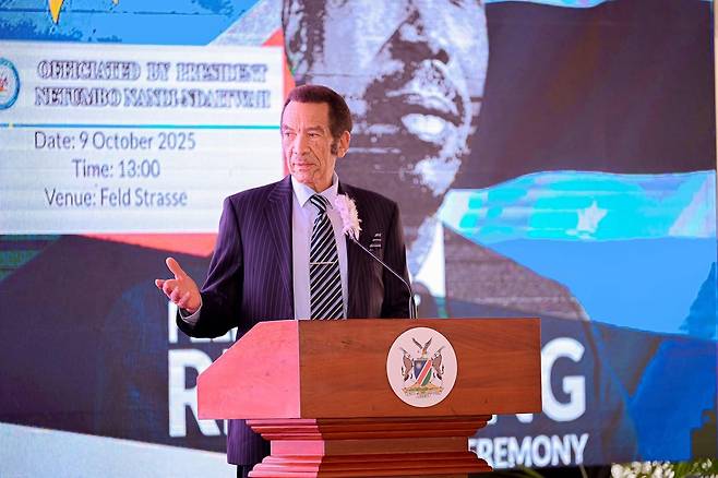 2025년 10월 9일 나미비아에서 열린 '세레체 카마 거리' 명명식에서 세레체 카마 보츠와나 초대 대통령의 사진 앞에서 아들인 이안 카마 전 보츠와나 대통령이 연설하고 있다.[이안 카마 보츠와나 전 대통령 페이스북 캡처. 재판매 및 DB 금지]