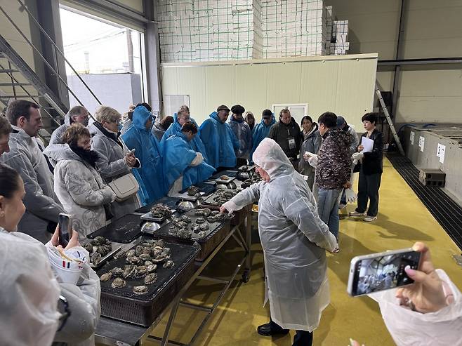 굴 양식장 방문한 셰프들 [해양수산부 제공. 재판매 및 DB 금지]