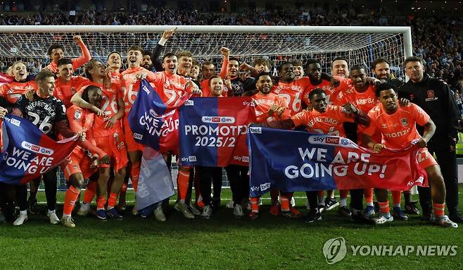EPL 승격을 자축하는 코번트리 선수들. [로이터=연합뉴스]
