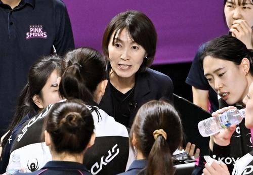 선수들에게 작전 지시하는 요시하라 흥국생명 감독 [한국배구연맹 제공. 재판매 및 DB 금지]