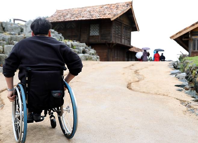 경사가 가파른 마산해양드라마세트장 출입구에 선 지체장애인 최진기(46) 씨 [촬영 박영민]
