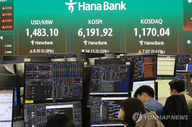 코스피, 소폭 하락해 6,190선…코스닥은 올라 (서울=연합뉴스) 최재구 기자 = 17일 서울 중구 하나은행 본점 딜링룸에 코스피 등을 비롯한 지수가 표시되고 있다. 이날 코스피는 전장보다 34.13포인트(0.55%) 내린 6,191.92로 거래를 마감했다. 코스닥 지수는 전장보다 7.07포인트(0.61%) 오른 1,170.04로 장을 마쳤다. 2026.4.17 jjaeck9@yna.co.kr