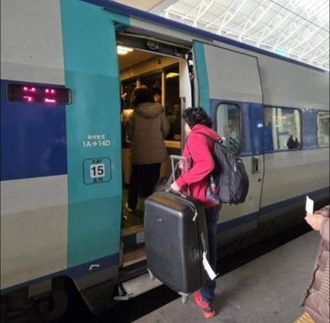 KTX 올라타는 외국인 관광객들 [사진/성연재 기자]