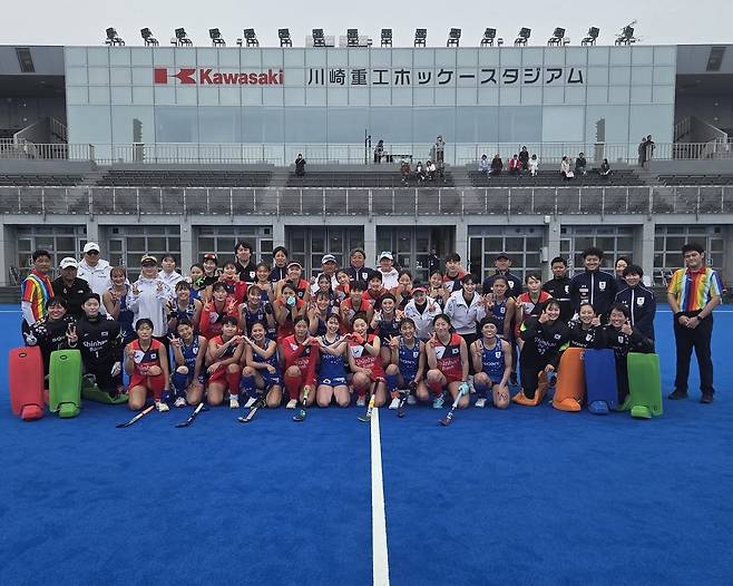 17일 4차전을 마치고 기념 촬영한 한국과 일본의 여자 국가대표 선수들.  [대한하키협회 소셜 미디어 사진. 재판매 및 DB 금지]