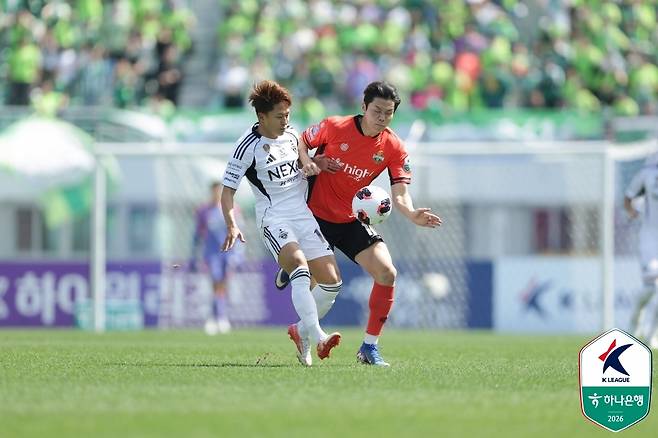 경합하는 전북 이승우(왼쪽)와 강원 모재현. [한국프로축구연맹 제공. 재판매 및 DB 금지]