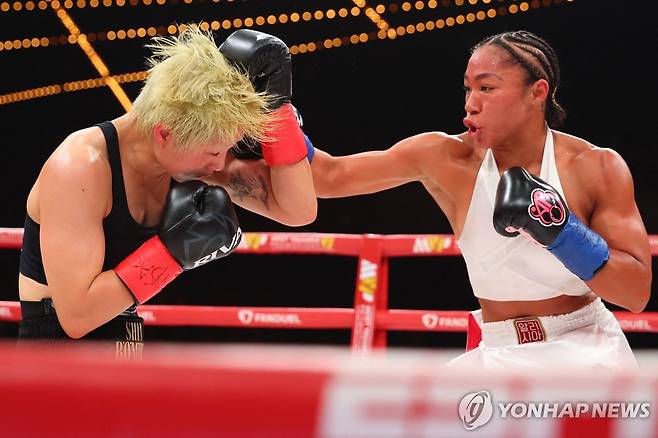 바움가드너에게 펀치를 허용한 신보미레 [게티이미지/AFP=연합뉴스]