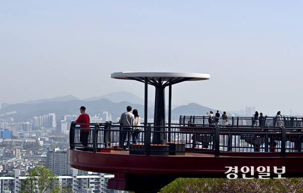19일 인천시 수봉공원 스카이워크를 찾은 시민들이 탁 트인 전망을 보며 휴일을 보내고 있다. 2026.4.19 /김용국기자 yong@kyeongin.com