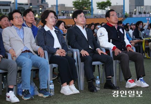 지난 18일 오후 하남종합운동장에서 열린 2026 하남뮤직페스티벌 ‘뮤직 人 The 하남’을 3만여명의 시민들이 관람했다. 왼쪽부터 안민석 경기도교육감 예비후보, 더불어민주당 경기도지사 후보로 확정된 추미애(하남갑) 국회의원, 금광연 하남시의장, 이현재 하남시장이 공연을 관람하고 있다. 2026.4.18 하남/문성호기자 mooon23@kyeongin.com