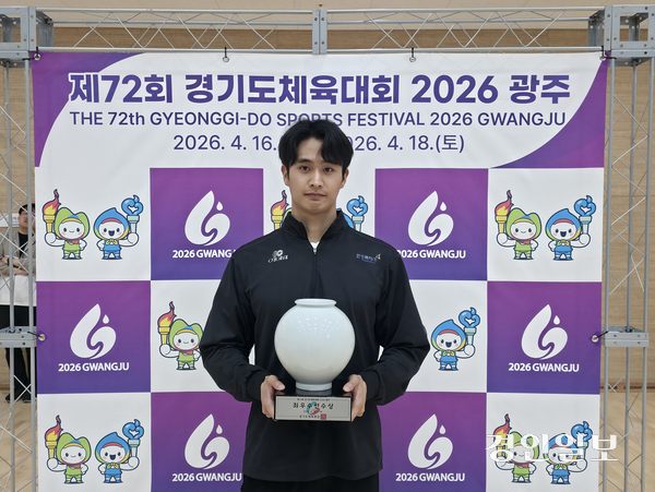 ‘한국 접영 간판’ 화성특례시청 소속 백인철이 제72회 경기도체육대회 2026 광주에서 수영 종목 4관왕을 달성해 최우수선수상(MVP)을 수상했다. 2026.4.18 /이영선기자 zero@kyeongin.com