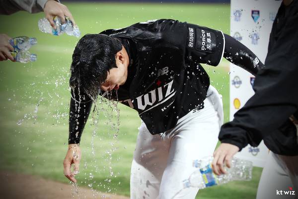 16일 NC 다이노스와의 경기에서 결승 홈런을 친 장준원이 경기 후 수훈 선수 인터뷰를 마치자마자 동료들에게 축하의 물 세례를 당하고 있다. 2026.4.16 /kt wiz 제공