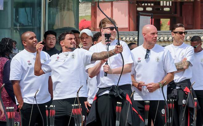 ▲ 유튜브 채널 슛포러브 기획 수원삼성OGFC 이벤트 매치를 앞둔 19일 오전 수원특례시 팔달구 연무대를 찾은 라이언 긱스, 디미타르 베르바토프 선수 및 맨체스터 유나이티드 레전드 선수들이 국궁체험을 하고 있다./전광현 기자 maggie@incheonilbo.com