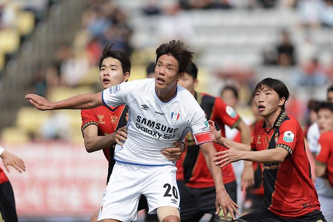 18일 경남 창원축구센터서 열린 K리그2 8라운드 경기서 수원 삼성 홍정호와 경남 선수들이 볼 경함을 하고 있다. 사진=한국프로축구연맹