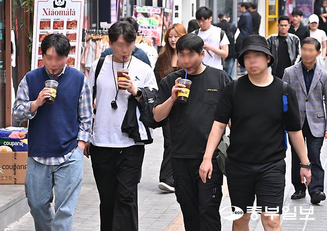 한낮 최고기온이 30도 가까이 오르며 초여름 날씨를 보인 19일 오전 수원역 로데오거리에서 시민들이 반팔 차림으로 발걸음을 옮기고 있다. 김경민기자