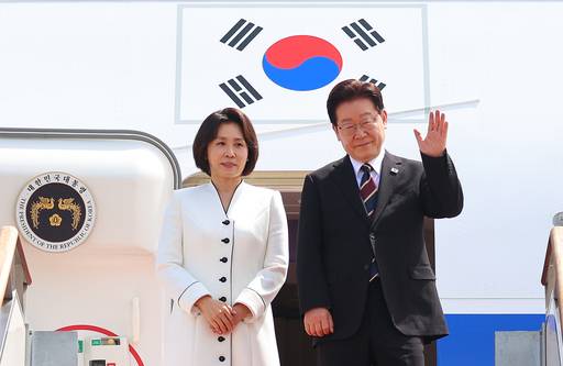 인도·베트남을 국빈 방문하는 이재명 대통령과 김혜경 여사가 19일 성남 서울공항 공군 1호기에서 환송객에게 인사하고 있다. /연합뉴스