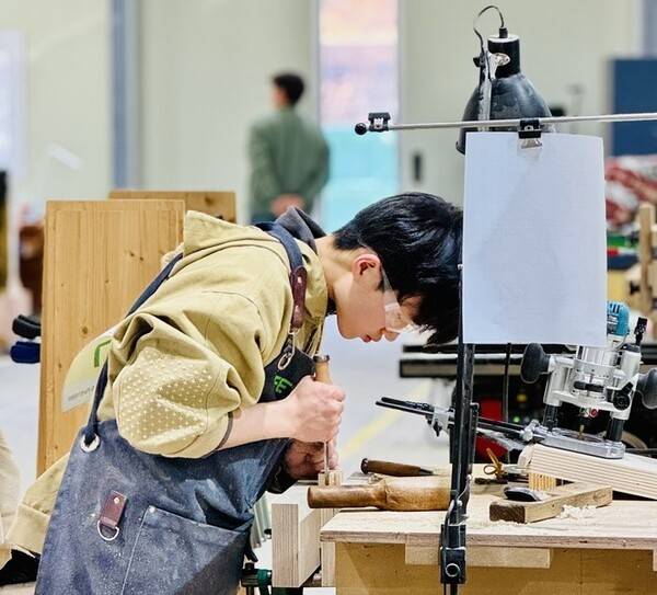 지난해 전국기능경기대회 목공예 부분 금메달에 이어 올해 경기도기능경기대회 가구 부문에서 금메달을 수상한 인테리어리모델링과 2학년 김리후 학생.