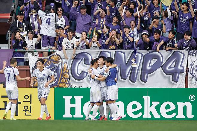 프로축구 K리그1 FC안양의 최건주가 19일 포항 스틸러스와의 경기에서 득점에 성공한 후 팬들 앞에서 환호하고 있다,