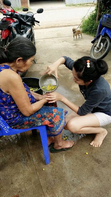 아산시 결혼이주여성이 고향에서 가족과 '송크란'을 즐기는 모습