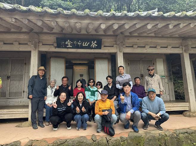 다산학당 9기는 4월18일 강진 다산유배지 다산초당을 현장답사했다.                사진=다산학당 제공