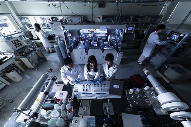 차세대 이차전지 개발 실험 중인 UST 학생들 (사진=UST 제공)