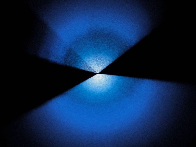 DESI가 5년 동안 구축해 온 우주 지도의 모습. 지구는 쐐기 모양의 중심에 있으며 각 점은 은하를 나타낸다. (사진=천문연 제공)