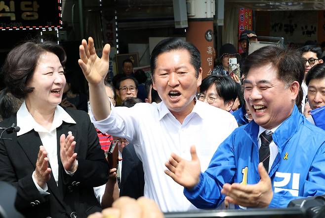 더불어민주당 정청래 대표가 추미애 경기도지사 후보, 김병욱 성남시장 후보 등과 19일 경기도 성남시 모란민속5일장을 방문해 발언하고 있다./뉴시스
