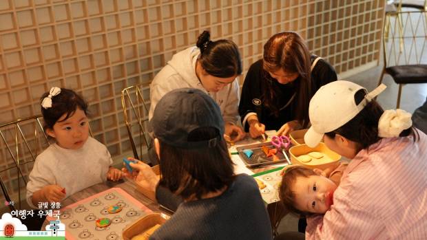 빠삐용ZIP에서 지난 15일 열린 ‘여행 우표 굽는 공방’ 프로그램 모습.<유이엔컴퍼니 제공>