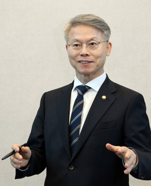 민형배 전남광주통합특별시장 민주당 후보가 지난 7일 광주시 서구 선거캠프 사무소에서 광주일보와 인터뷰를 진행하면서 전남광주통합 특별시에 대한 비전을 이야기 하고 있다. /나명주 기자 mjna@