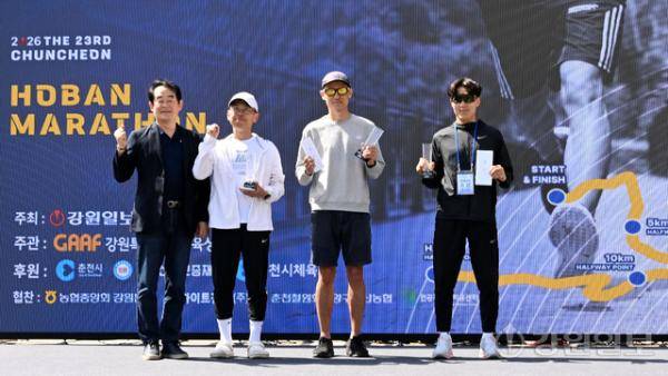 18일 춘천 송암스포츠타운에서 열린 ‘2026 함기용 세계제패기념 제23회 춘천호반마라톤대회’ 남자 10km 순위권 시상식이 열려 수상자들이 단체사진을 촬영하고 있다. 임도혁기자
